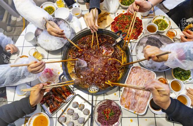 庆火锅“涮出”3千亿大市场PG麻将胡了2热辣滚烫！重(图4)