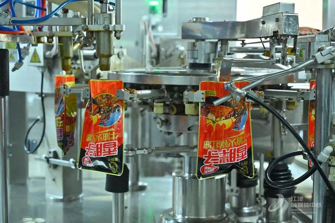 料烹百味 匠心熬就“味滋香”PG电子游戏麻将胡了一勺底(图6)