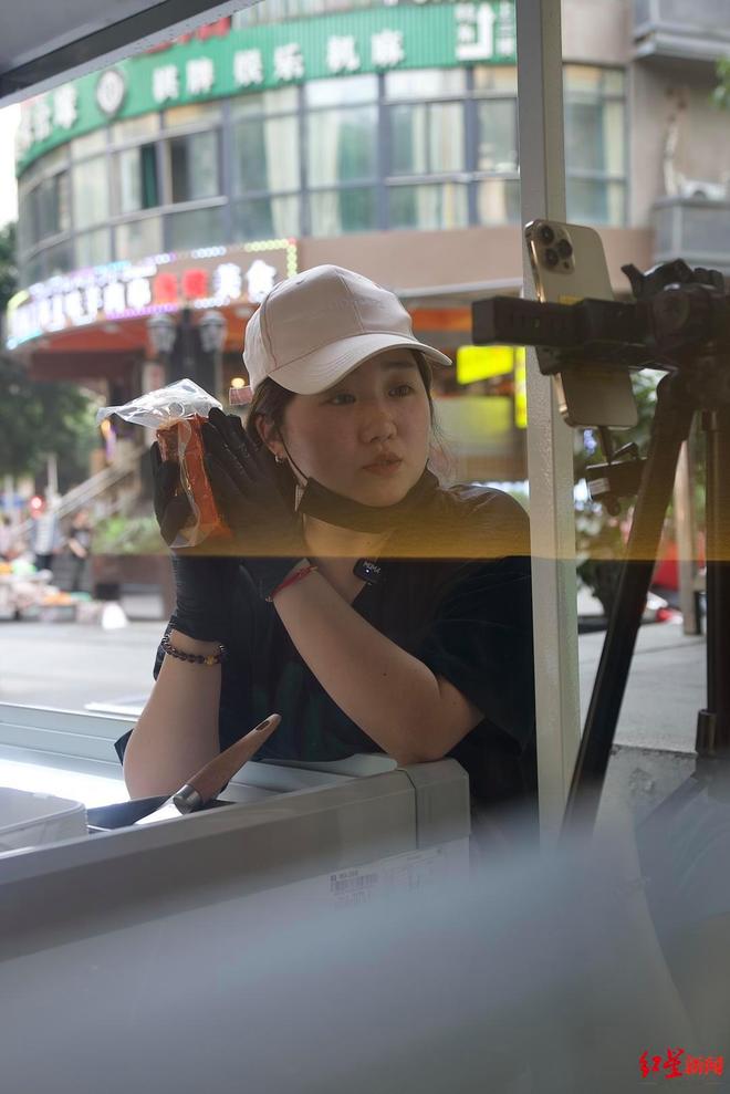 妈近况曝光！摆摊卖甜品想踏出重生第一步麻将胡了模拟器试玩“重庆姐弟坠亡案”妈(图6)