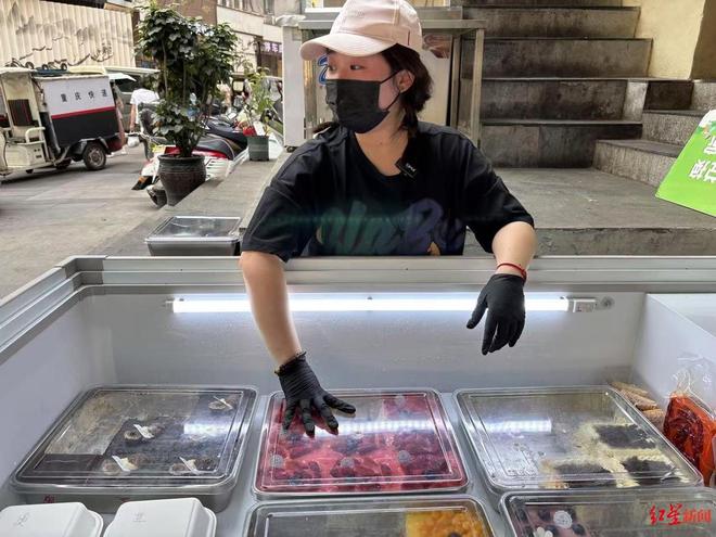 妈近况曝光！摆摊卖甜品想踏出重生第一步麻将胡了模拟器试玩“重庆姐弟坠亡案”妈(图4)