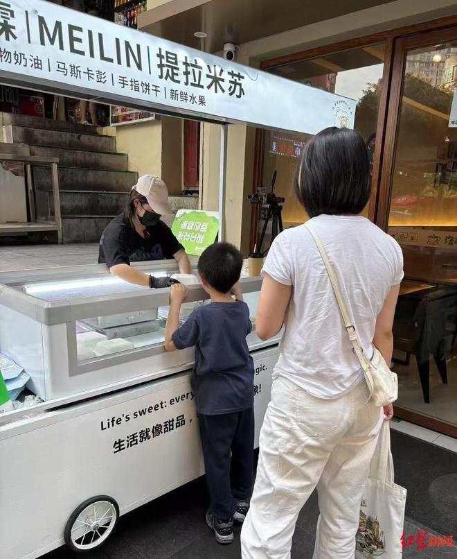 妈近况曝光！摆摊卖甜品想踏出重生第一步麻将胡了模拟器试玩“重庆姐弟坠亡案”妈(图2)